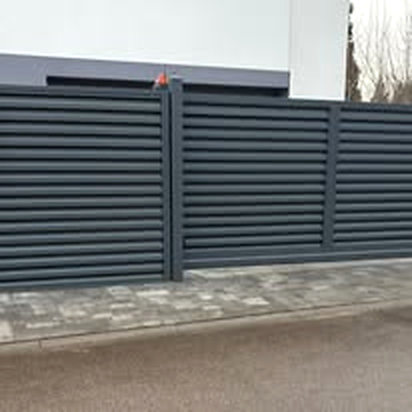 Nowoczesne ogrodzenie posesyjne w ciemnym kolorze