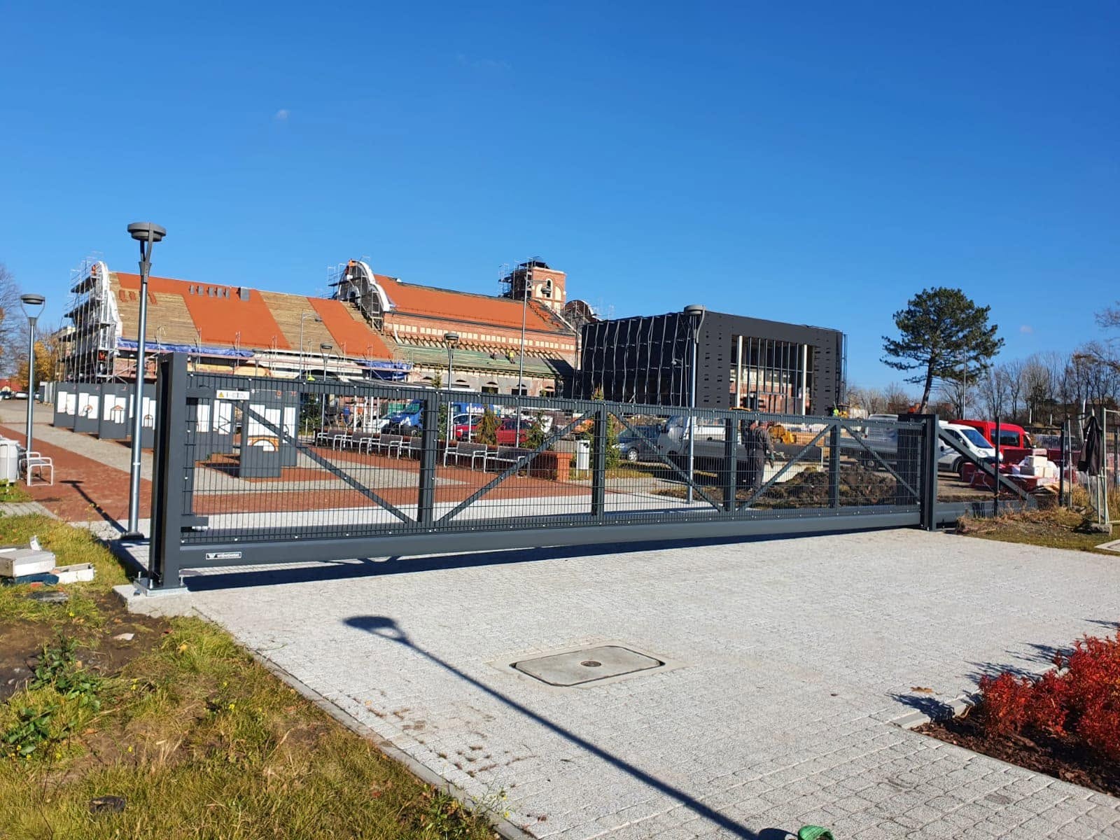 Ogrodzenie przemysłowe z bramą przesuwną